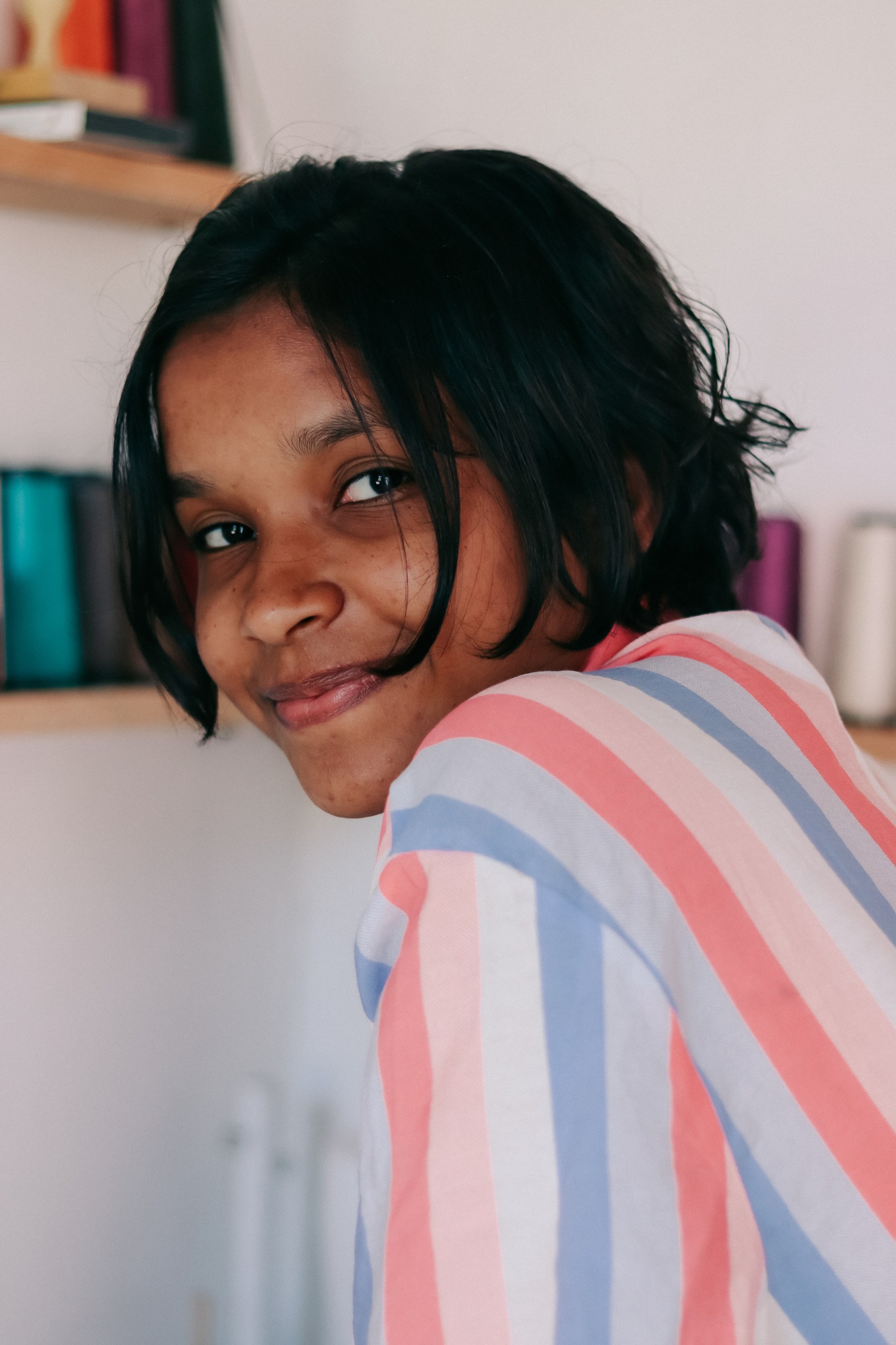 Jamires Patrícia trabalhando no Ateliê
